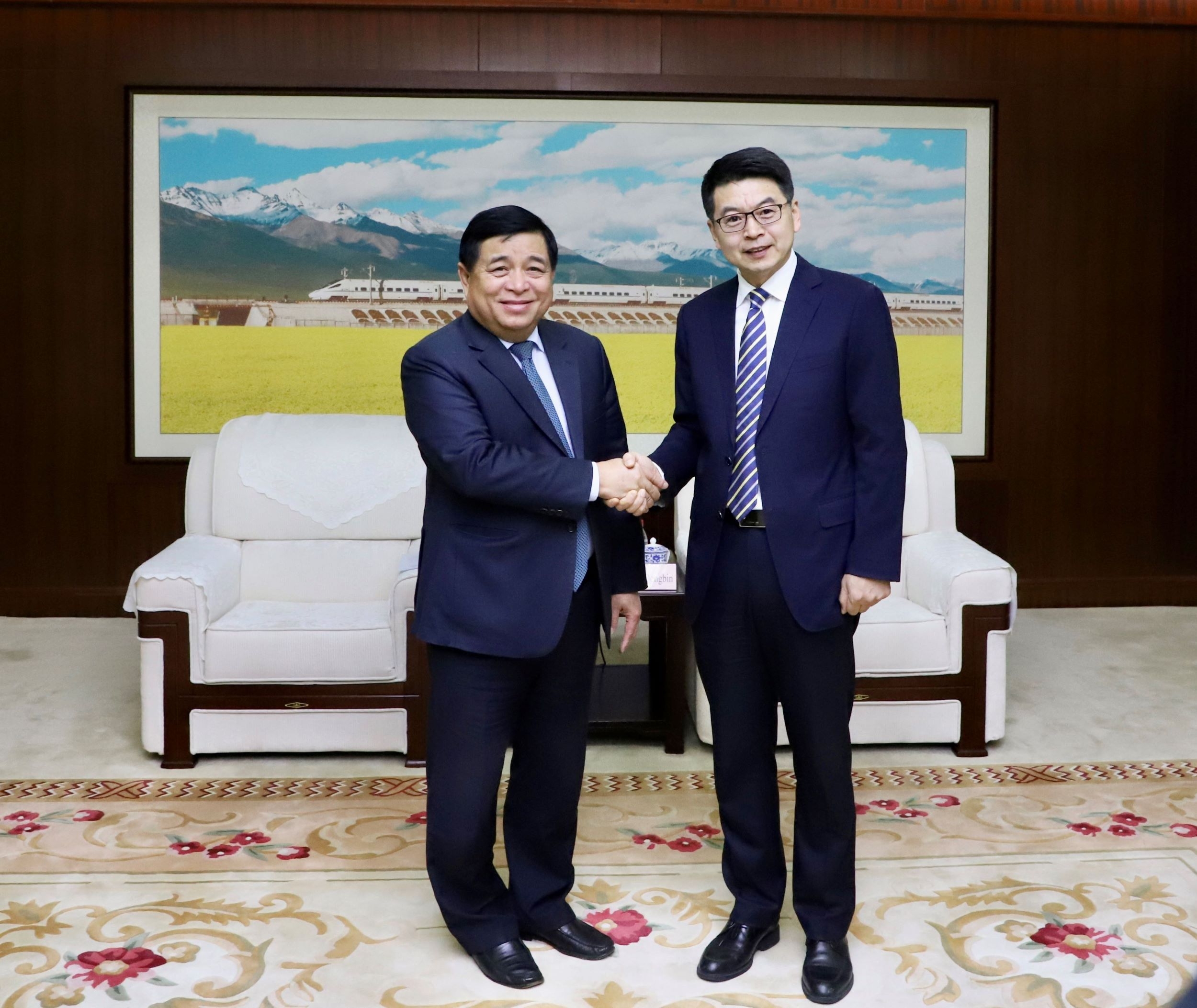 Nghiên cứu bài học của Trung Quốc về xây dựng hệ thống đường sắt tốc độ cao; phát triển mô hình khu thương mại tự do, trung tâm tài chính Nghiên cứu bài học của Trung Quốc về xây dựng hệ thống đường sắt tốc độ cao; phát triển mô hình khu thương mại tự do, trung tâm tài chính