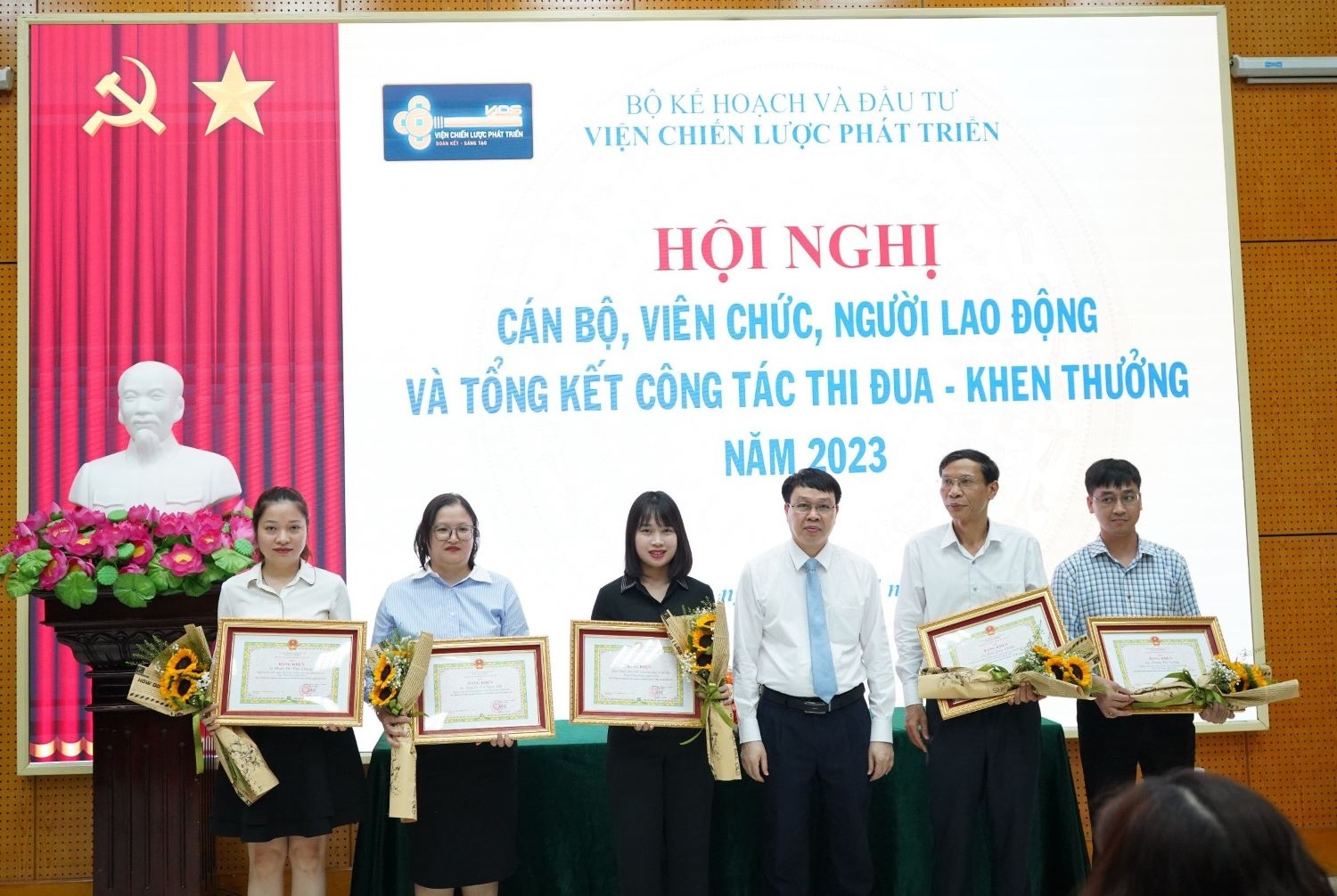 Viện Chiến lược phát triển tập trung thực hiện các nhiệm vụ phục vụ hoạt động của Tiểu ban Kinh tế - Xã hội chuẩn bị Đại hội toàn quốc lần thứ XIV của Đảng Viện Chiến lược phát triển tập trung thực hiện các nhiệm vụ phục vụ hoạt động của Tiểu ban Kinh tế - Xã hội chuẩn bị Đại hội toàn quốc lần thứ XIV của Đảng