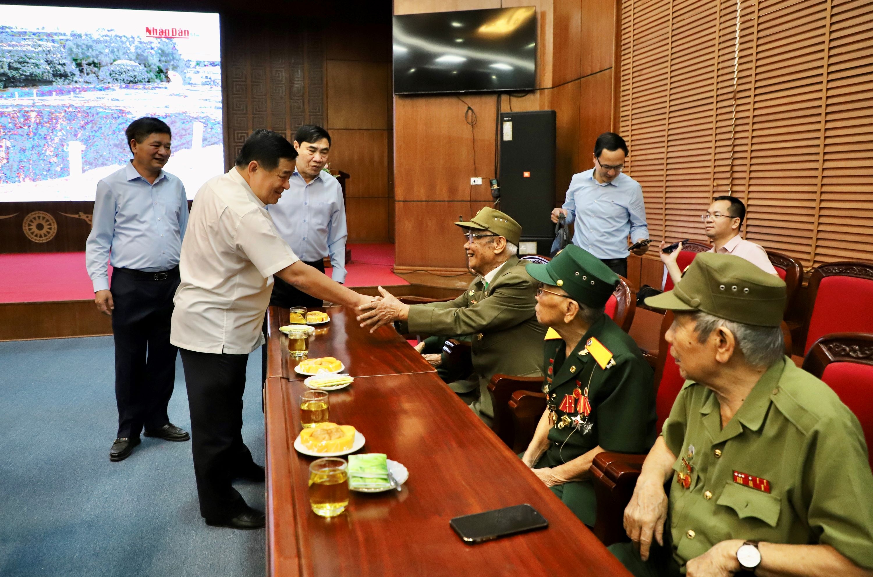 Bộ trưởng Nguyễn Chí Dũng tặng quà tri ân các chiến sĩ Điện Biên đã góp phần làm nên chiến thắng lừng lẫy năm châu, chấn động địa cầu Bộ trưởng Nguyễn Chí Dũng tặng quà tri ân các chiến sĩ Điện Biên đã góp phần làm nên chiến thắng lừng lẫy năm châu, chấn động địa cầu