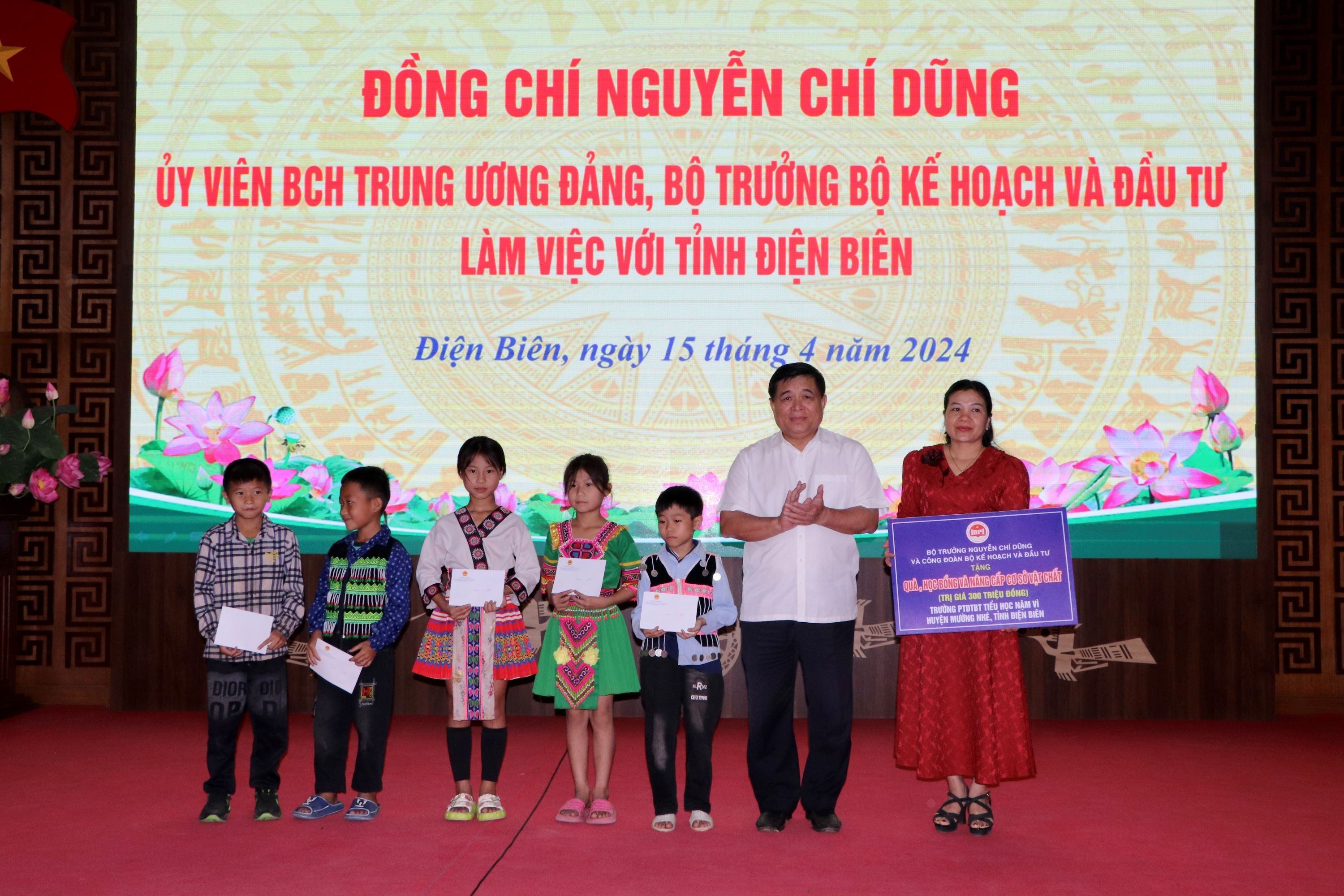 Bộ trưởng Nguyễn Chí Dũng tặng quà tri ân các chiến sĩ Điện Biên đã góp phần làm nên chiến thắng lừng lẫy năm châu, chấn động địa cầu Bộ trưởng Nguyễn Chí Dũng tặng quà tri ân các chiến sĩ Điện Biên đã góp phần làm nên chiến thắng lừng lẫy năm châu, chấn động địa cầu