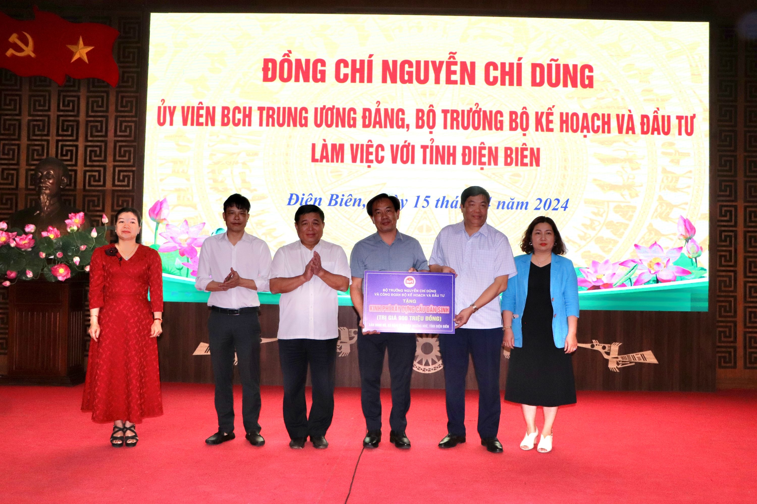 Bộ trưởng Nguyễn Chí Dũng tặng quà tri ân các chiến sĩ Điện Biên đã góp phần làm nên chiến thắng lừng lẫy năm châu, chấn động địa cầu Bộ trưởng Nguyễn Chí Dũng tặng quà tri ân các chiến sĩ Điện Biên đã góp phần làm nên chiến thắng lừng lẫy năm châu, chấn động địa cầu