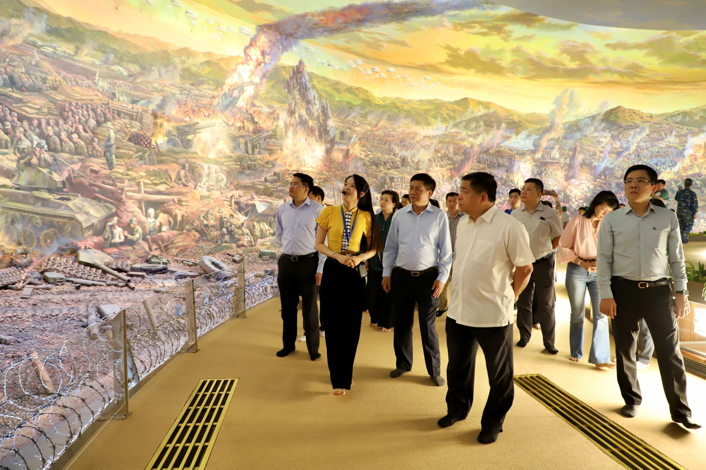 Bộ trưởng Nguyễn Chí Dũng tặng quà tri ân các chiến sĩ Điện Biên đã góp phần làm nên chiến thắng lừng lẫy năm châu, chấn động địa cầu Bộ trưởng Nguyễn Chí Dũng tặng quà tri ân các chiến sĩ Điện Biên đã góp phần làm nên chiến thắng lừng lẫy năm châu, chấn động địa cầu