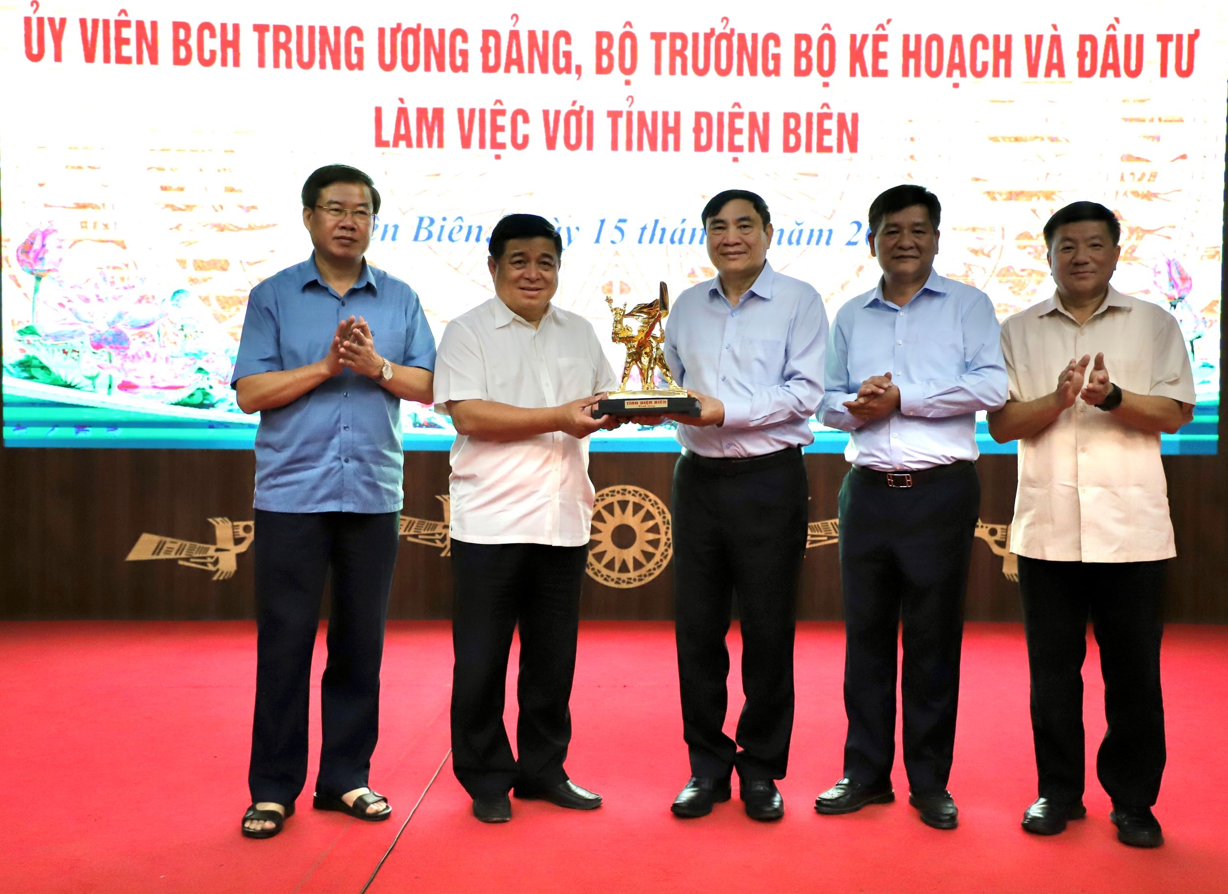 Bộ trưởng Nguyễn Chí Dũng tặng quà tri ân các chiến sĩ Điện Biên đã góp phần làm nên chiến thắng lừng lẫy năm châu, chấn động địa cầu Bộ trưởng Nguyễn Chí Dũng tặng quà tri ân các chiến sĩ Điện Biên đã góp phần làm nên chiến thắng lừng lẫy năm châu, chấn động địa cầu