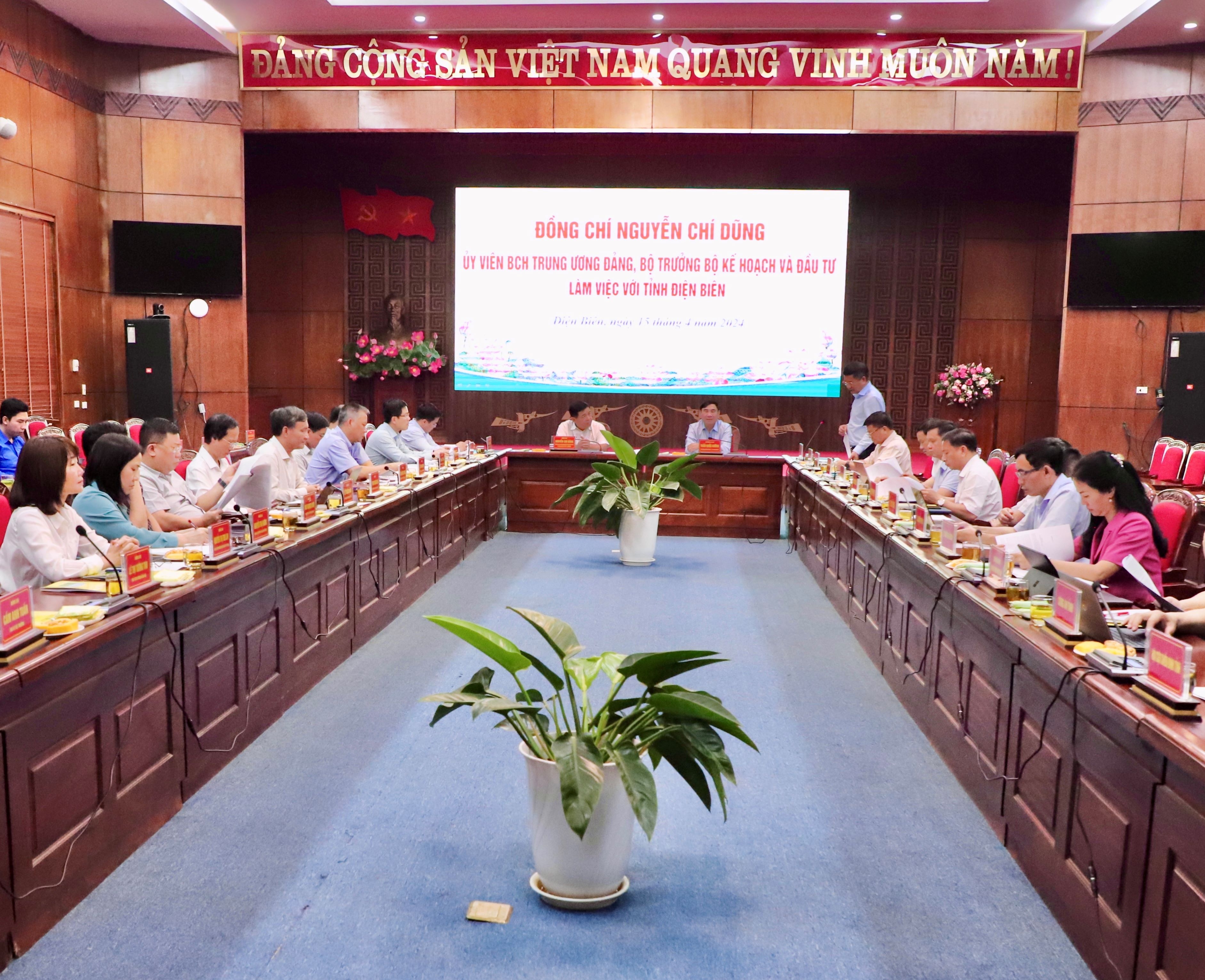 Bộ trưởng Nguyễn Chí Dũng tặng quà tri ân các chiến sĩ Điện Biên đã góp phần làm nên chiến thắng lừng lẫy năm châu, chấn động địa cầu Bộ trưởng Nguyễn Chí Dũng tặng quà tri ân các chiến sĩ Điện Biên đã góp phần làm nên chiến thắng lừng lẫy năm châu, chấn động địa cầu