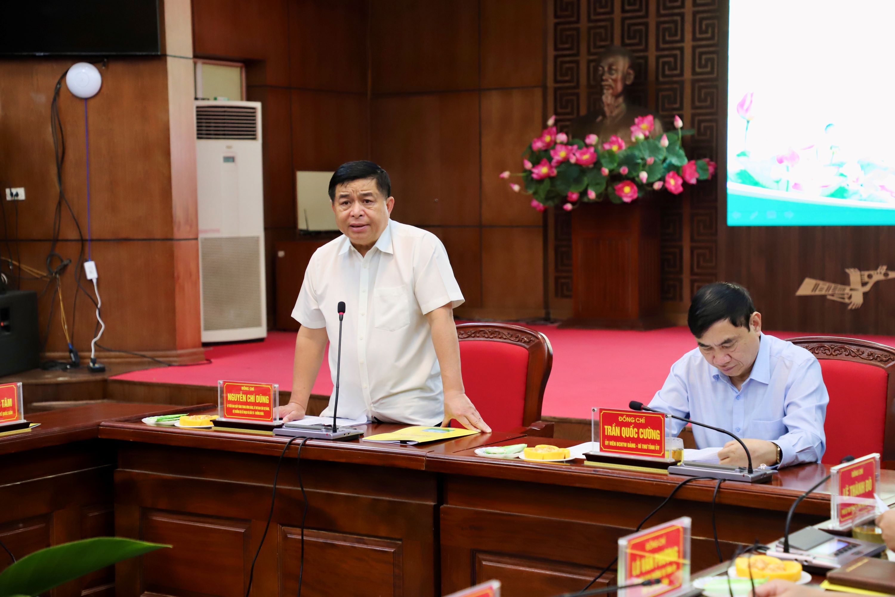 Bộ trưởng Nguyễn Chí Dũng tặng quà tri ân các chiến sĩ Điện Biên đã góp phần làm nên chiến thắng lừng lẫy năm châu, chấn động địa cầu Bộ trưởng Nguyễn Chí Dũng tặng quà tri ân các chiến sĩ Điện Biên đã góp phần làm nên chiến thắng lừng lẫy năm châu, chấn động địa cầu
