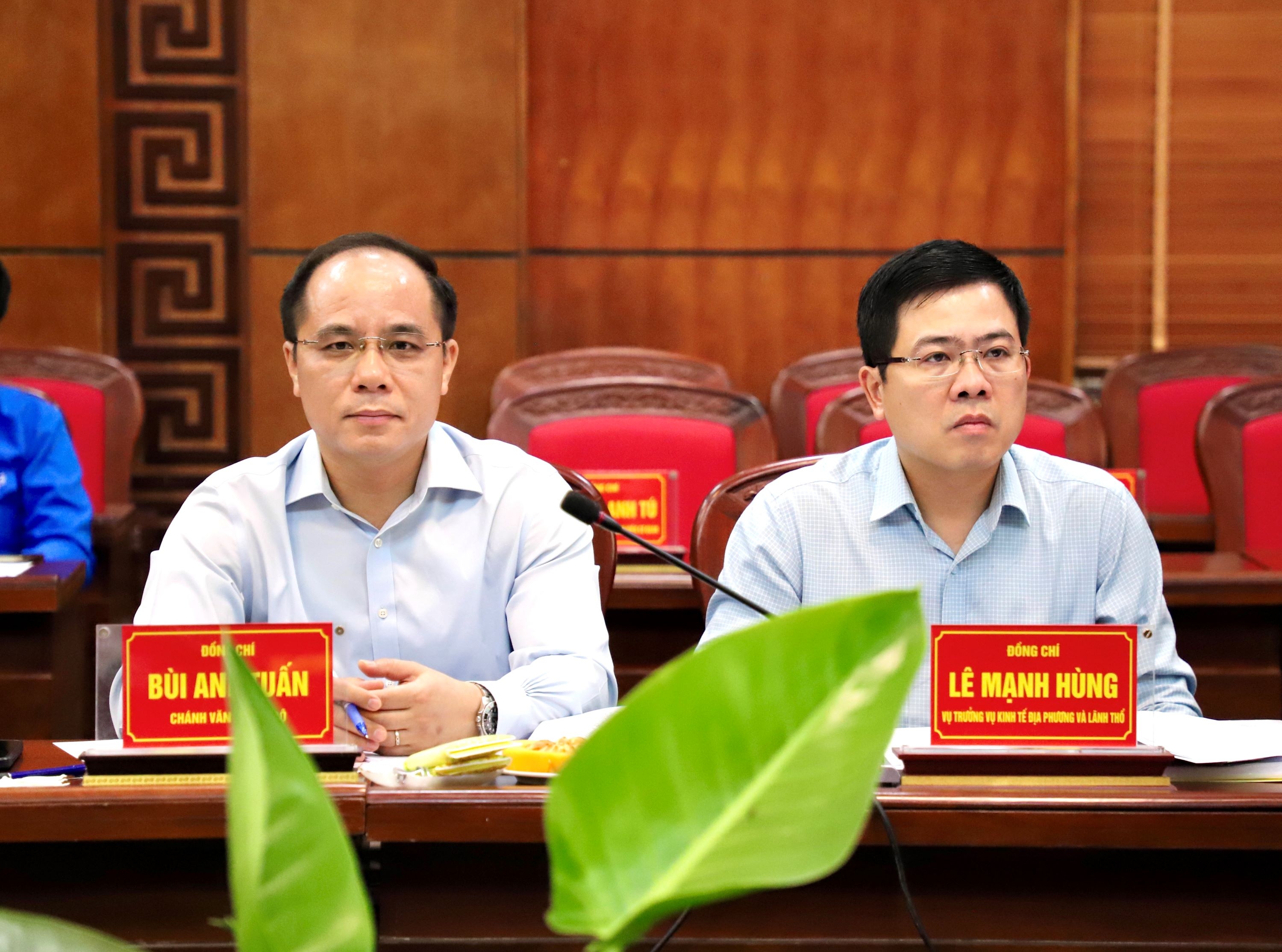 Bộ trưởng Nguyễn Chí Dũng tặng quà tri ân các chiến sĩ Điện Biên đã góp phần làm nên chiến thắng lừng lẫy năm châu, chấn động địa cầu Bộ trưởng Nguyễn Chí Dũng tặng quà tri ân các chiến sĩ Điện Biên đã góp phần làm nên chiến thắng lừng lẫy năm châu, chấn động địa cầu