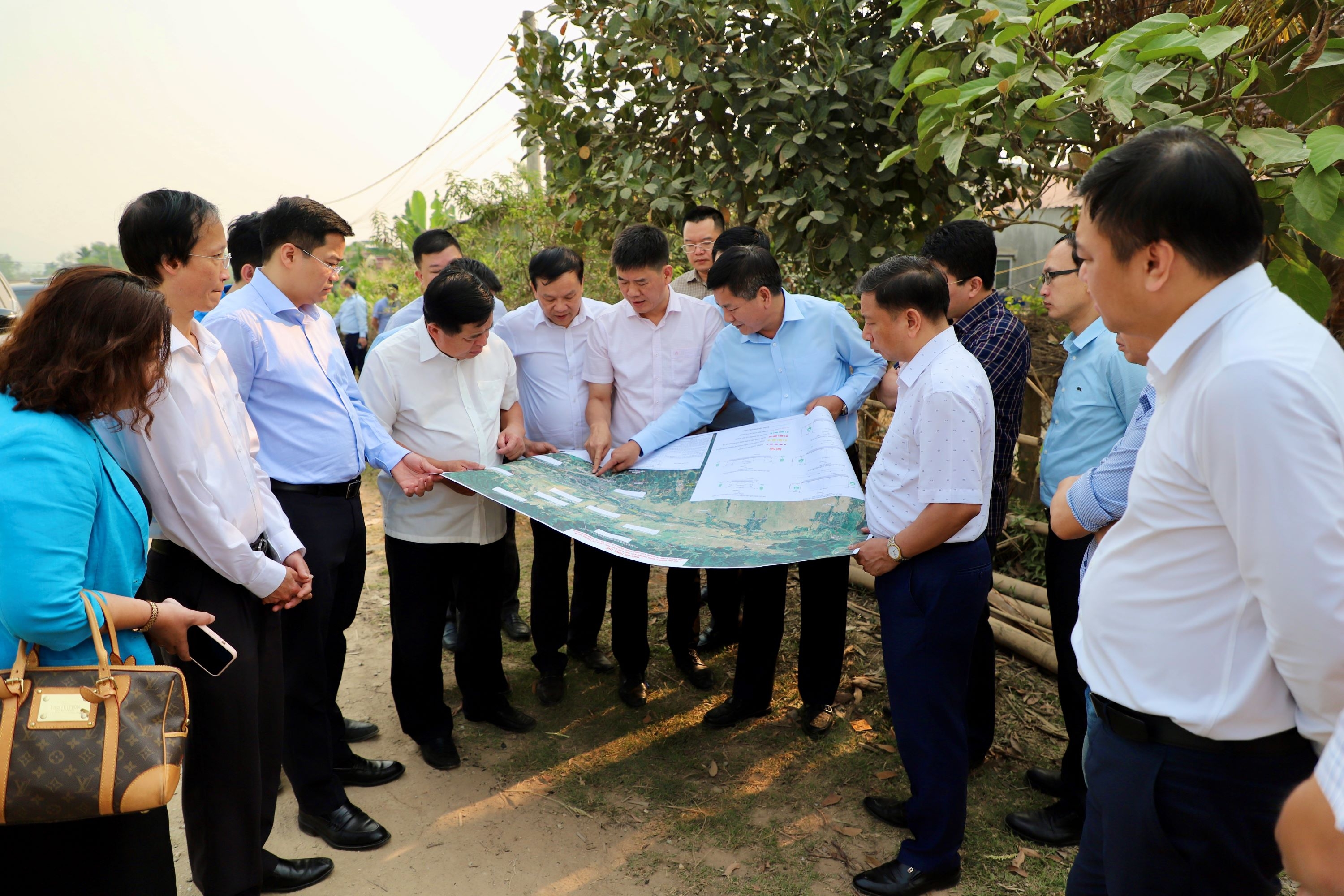 Bộ trưởng Nguyễn Chí Dũng tặng quà tri ân các chiến sĩ Điện Biên đã góp phần làm nên chiến thắng lừng lẫy năm châu, chấn động địa cầu Bộ trưởng Nguyễn Chí Dũng tặng quà tri ân các chiến sĩ Điện Biên đã góp phần làm nên chiến thắng lừng lẫy năm châu, chấn động địa cầu