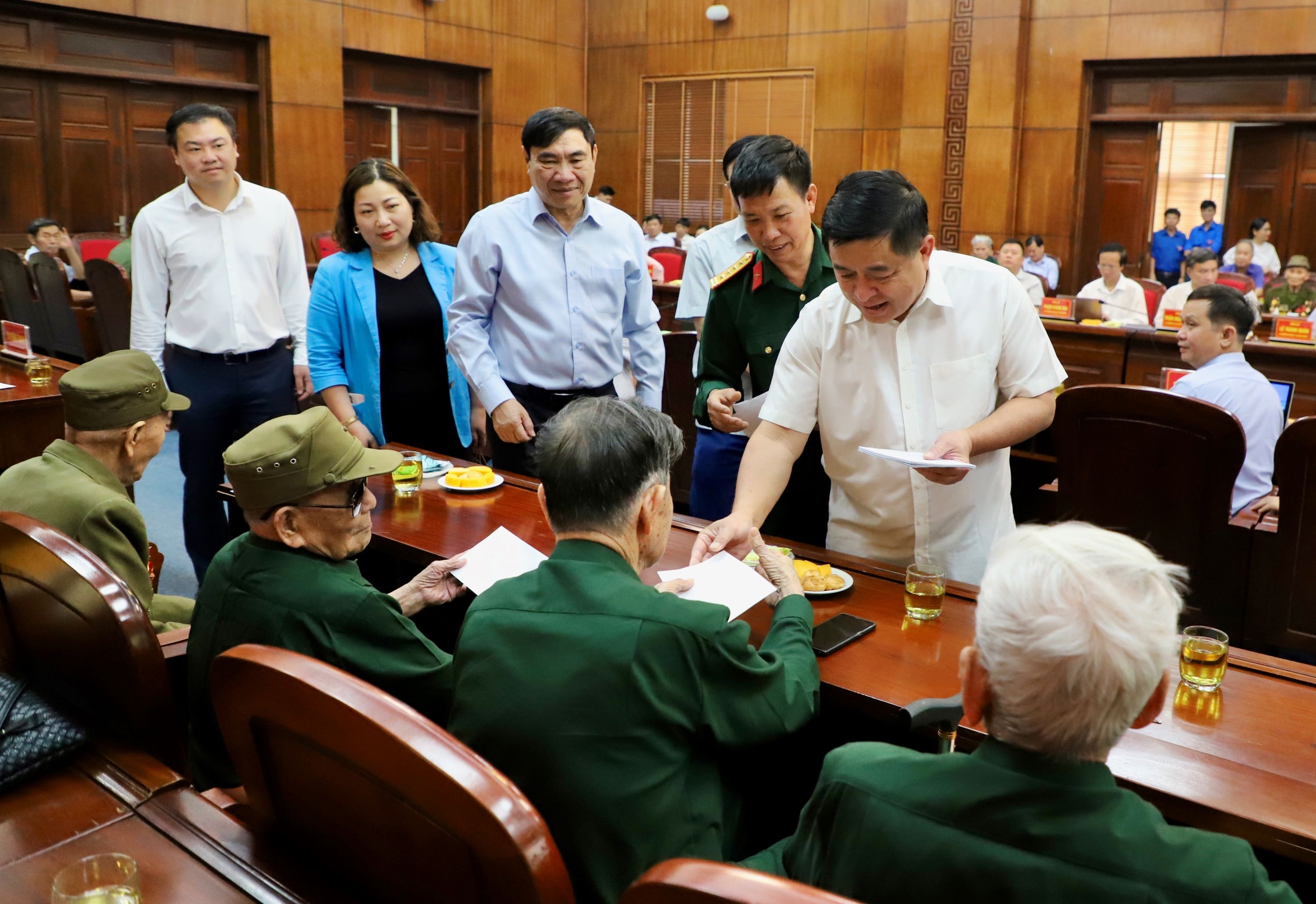 Bộ trưởng Nguyễn Chí Dũng tặng quà tri ân các chiến sĩ Điện Biên đã góp phần làm nên chiến thắng lừng lẫy năm châu, chấn động địa cầu Bộ trưởng Nguyễn Chí Dũng tặng quà tri ân các chiến sĩ Điện Biên đã góp phần làm nên chiến thắng lừng lẫy năm châu, chấn động địa cầu
