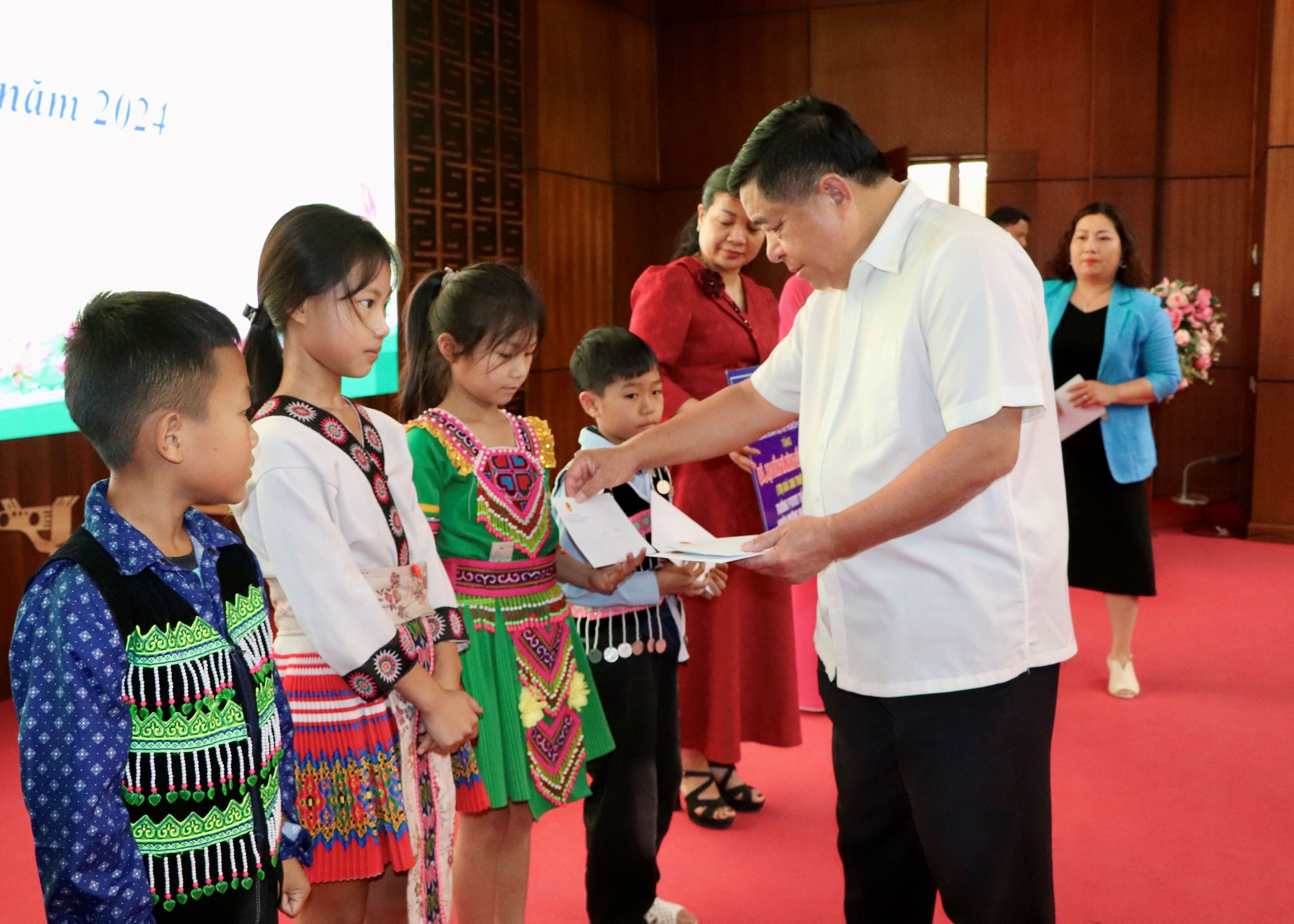 Bộ trưởng Nguyễn Chí Dũng tặng quà tri ân các chiến sĩ Điện Biên đã góp phần làm nên chiến thắng lừng lẫy năm châu, chấn động địa cầu Bộ trưởng Nguyễn Chí Dũng tặng quà tri ân các chiến sĩ Điện Biên đã góp phần làm nên chiến thắng lừng lẫy năm châu, chấn động địa cầu