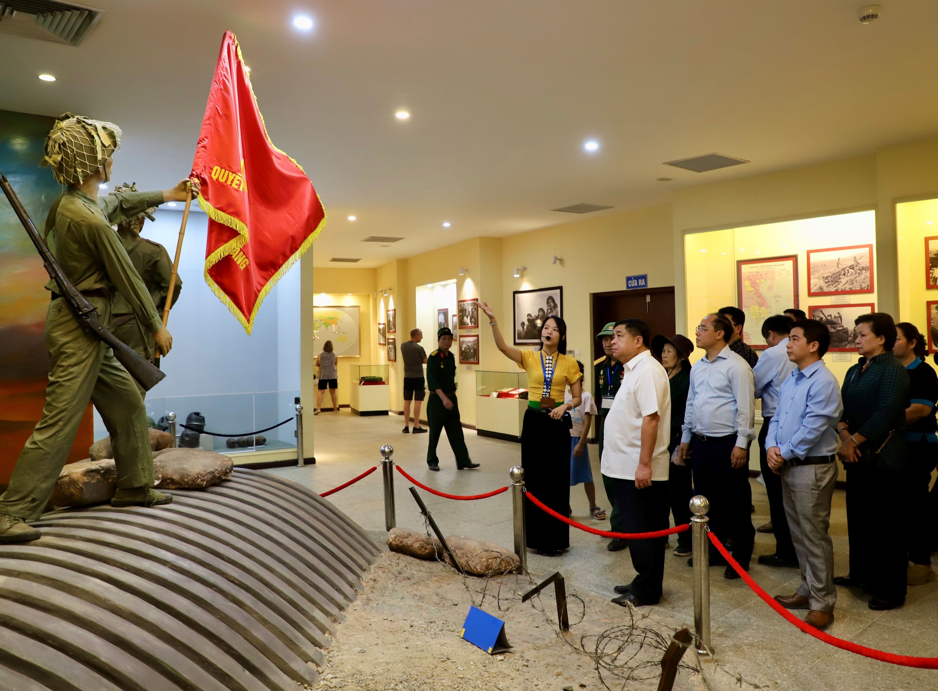Bộ trưởng Nguyễn Chí Dũng tặng quà tri ân các chiến sĩ Điện Biên đã góp phần làm nên chiến thắng lừng lẫy năm châu, chấn động địa cầu Bộ trưởng Nguyễn Chí Dũng tặng quà tri ân các chiến sĩ Điện Biên đã góp phần làm nên chiến thắng lừng lẫy năm châu, chấn động địa cầu