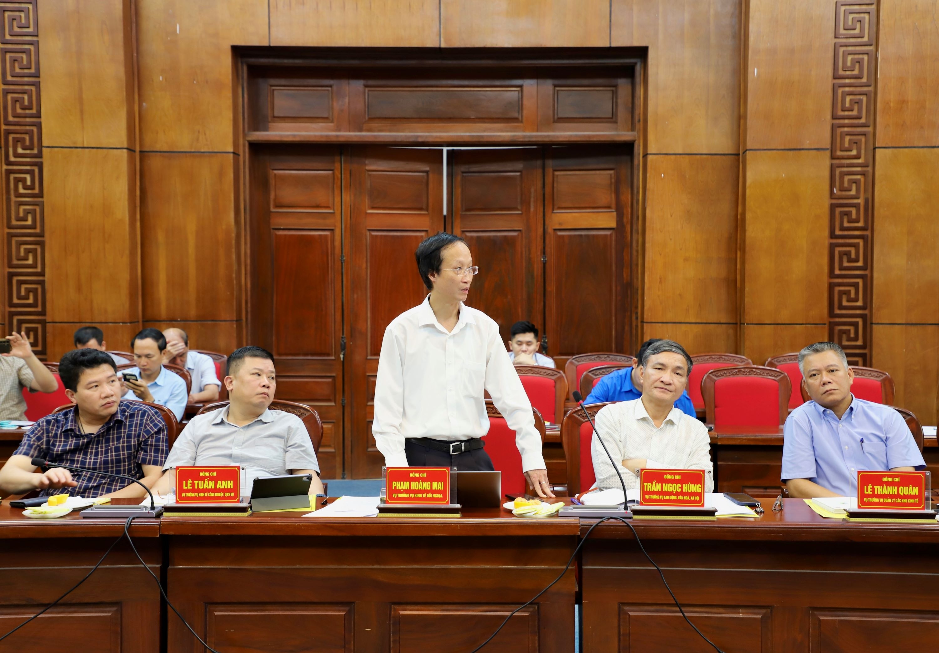 Bộ trưởng Nguyễn Chí Dũng tặng quà tri ân các chiến sĩ Điện Biên đã góp phần làm nên chiến thắng lừng lẫy năm châu, chấn động địa cầu Bộ trưởng Nguyễn Chí Dũng tặng quà tri ân các chiến sĩ Điện Biên đã góp phần làm nên chiến thắng lừng lẫy năm châu, chấn động địa cầu