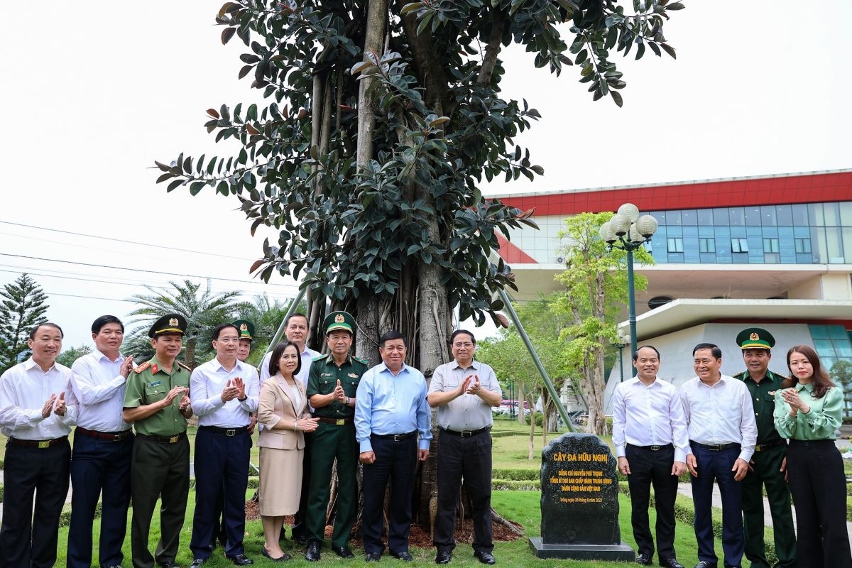 Thăm cửa khẩu Hữu Nghị, Thủ tướng Phạm Minh Chính lưu ý việc phân cấp, phân quyền; tạo thuận lợi cho người dân, doanh nghiệp…