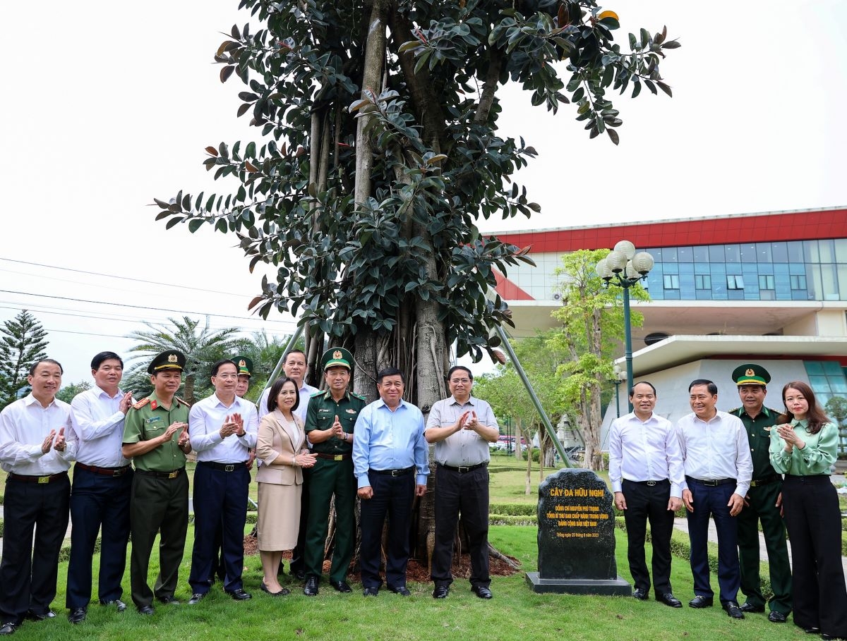 Thăm cửa khẩu Hữu Nghị, Thủ tướng Phạm Minh Chính lưu ý việc phân cấp, phân quyền; tạo thuận lợi cho người dân, doanh nghiệp… Thăm cửa khẩu Hữu Nghị, Thủ tướng Phạm Minh Chính lưu ý việc phân cấp, phân quyền; tạo thuận lợi cho người dân, doanh nghiệp…