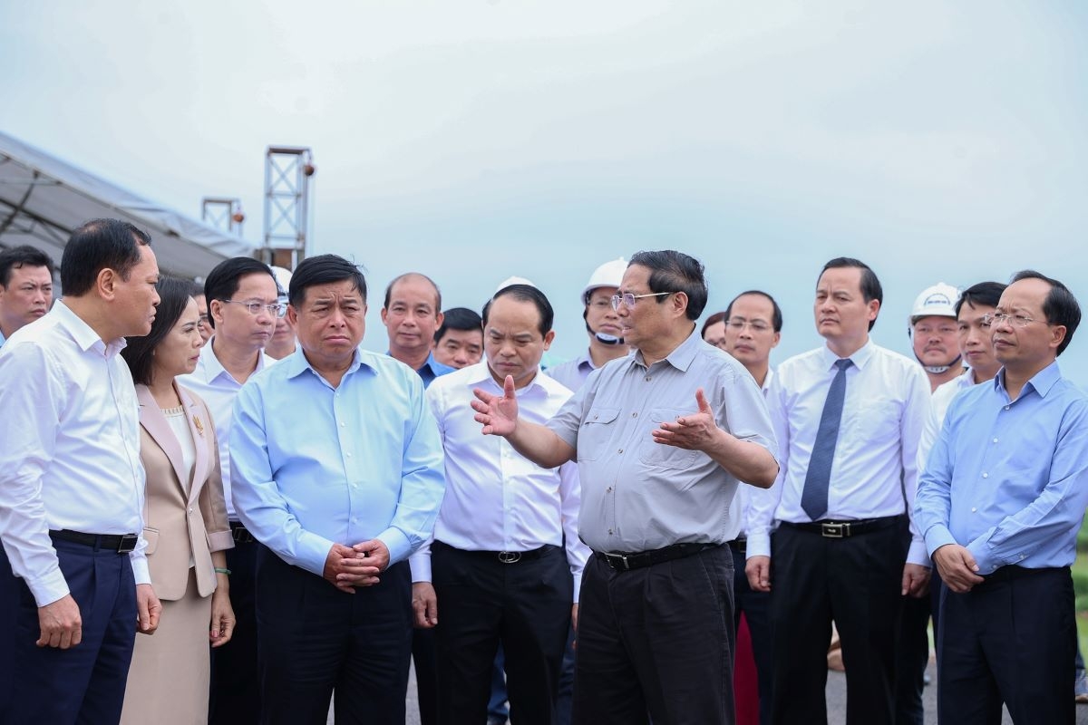 Thăm cửa khẩu Hữu Nghị, Thủ tướng Phạm Minh Chính lưu ý việc phân cấp, phân quyền; tạo thuận lợi cho người dân, doanh nghiệp… Thăm cửa khẩu Hữu Nghị, Thủ tướng Phạm Minh Chính lưu ý việc phân cấp, phân quyền; tạo thuận lợi cho người dân, doanh nghiệp…