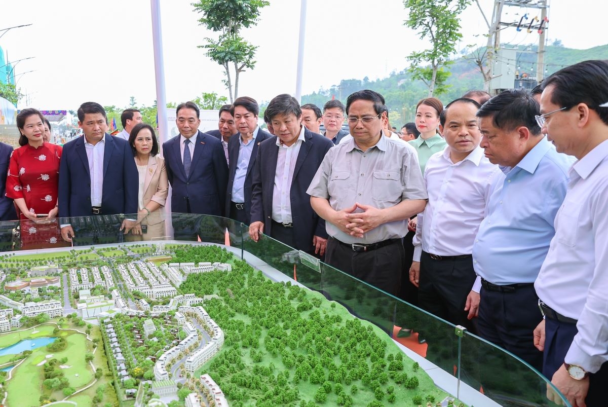 Thăm cửa khẩu Hữu Nghị, Thủ tướng Phạm Minh Chính lưu ý việc phân cấp, phân quyền; tạo thuận lợi cho người dân, doanh nghiệp… Thăm cửa khẩu Hữu Nghị, Thủ tướng Phạm Minh Chính lưu ý việc phân cấp, phân quyền; tạo thuận lợi cho người dân, doanh nghiệp…