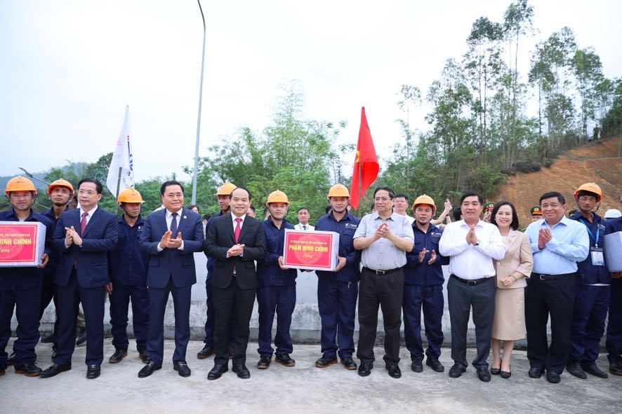 Thăm cửa khẩu Hữu Nghị, Thủ tướng Phạm Minh Chính lưu ý việc phân cấp, phân quyền; tạo thuận lợi cho người dân, doanh nghiệp… Thăm cửa khẩu Hữu Nghị, Thủ tướng Phạm Minh Chính lưu ý việc phân cấp, phân quyền; tạo thuận lợi cho người dân, doanh nghiệp…