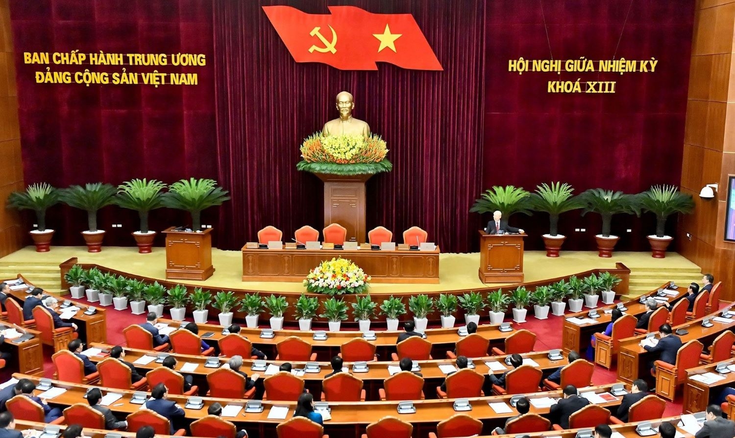 Trung ương đánh giá việc kiểm điểm của tập thể và cá nhân Bộ Chính trị, Ban Bí thư có tính tự phê bình sâu sắc Trung ương đánh giá việc kiểm điểm của tập thể và cá nhân Bộ Chính trị, Ban Bí thư có tính tự phê bình sâu sắc