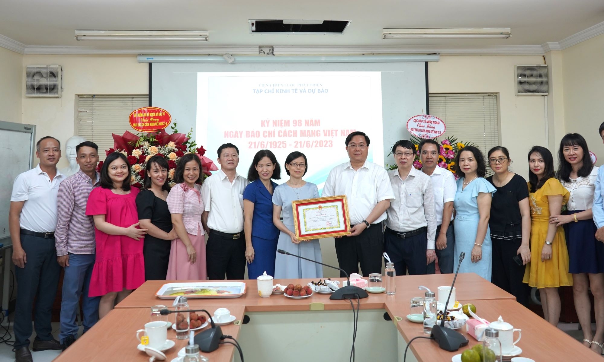 Tạp chí Kinh tế và Dự báo truyền thông đa dạng về các chủ trương lớn, nhiệm vụ chính trị của Bộ Kế hoạch và Đầu tư đến người dân, doanh nghiệp Tạp chí Kinh tế và Dự báo truyền thông đa dạng về các chủ trương lớn, nhiệm vụ chính trị của Bộ Kế hoạch và Đầu tư đến người dân, doanh nghiệp