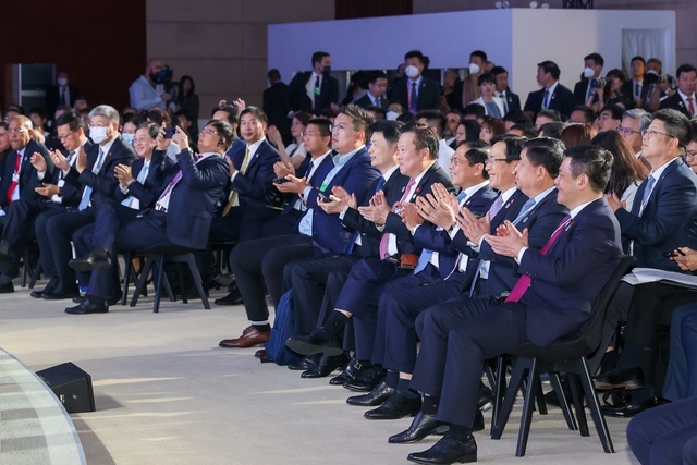 Thủ tướng: Không hy sinh công bằng, tiến bộ để chạy theo tăng trưởng đơn thuần Thủ tướng: Không hy sinh công bằng, tiến bộ để chạy theo tăng trưởng đơn thuần