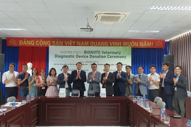 Lễ trao tặng máy xét nghiệm thú y