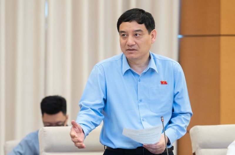Phụ huynh xếp hàng thâu đêm để nộp hồ sơ cho con vào trường trung học phổ thông gây lo lắng Phụ huynh xếp hàng thâu đêm để nộp hồ sơ cho con vào trường trung học phổ thông gây lo lắng