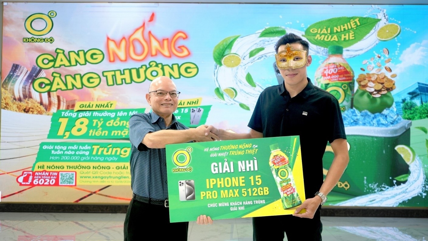 Một nhân viên siêu thị nhận thưởng Iphone 15 Promax nhờ giải nhiệt cuộc sống với Trà Xanh Không Độ Một nhân viên siêu thị nhận thưởng Iphone 15 Promax nhờ giải nhiệt cuộc sống với Trà Xanh Không Độ
