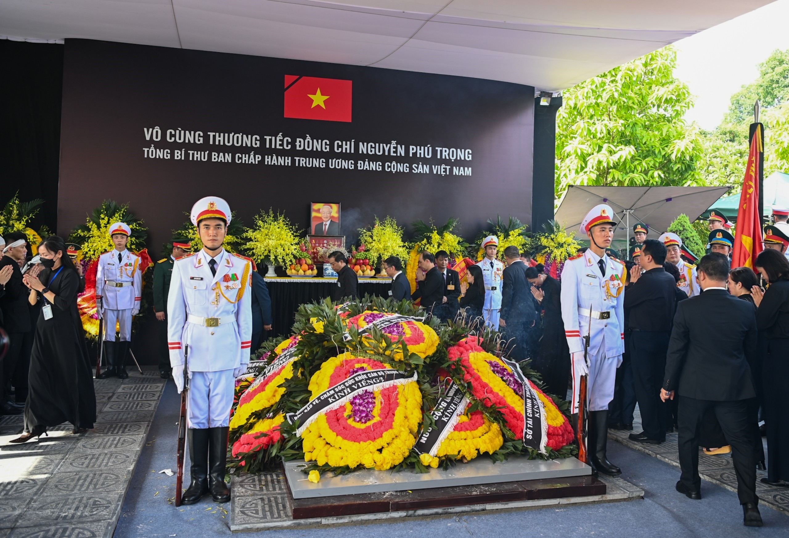 Nhà tư tưởng Nguyễn Phú Trọng, ngọn cờ lý luận của Đảng đã làm sáng tỏ lý luận về chủ nghĩa xã hội và con đường đi lên chủ nghĩa xã hội ở Việt Nam Nhà tư tưởng Nguyễn Phú Trọng, ngọn cờ lý luận của Đảng đã làm sáng tỏ lý luận về chủ nghĩa xã hội và con đường đi lên chủ nghĩa xã hội ở Việt Nam