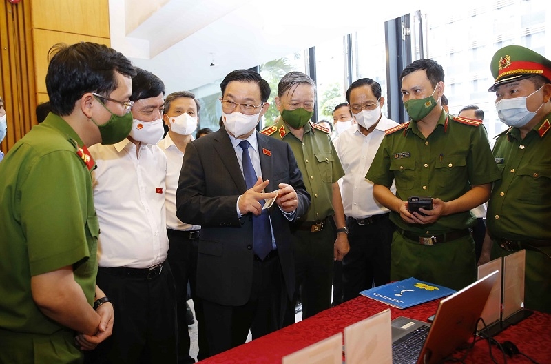 Chủ tịch Quốc hội Vương Đình Huệ: chuẩn bị tốt cho việc bỏ sổ hộ khẩu giấy Chủ tịch Quốc hội Vương Đình Huệ: Cần chuẩn bị tốt cho việc bỏ sổ hộ khẩu giấy
