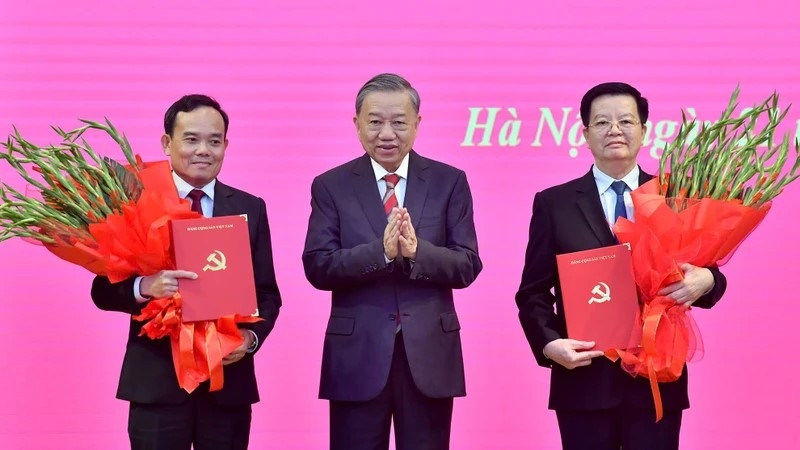 Tổng Bí thư, Chủ tịch nước Tô Lâm trao quyết định phân công Trưởng Ban Kinh tế Trung ương và Trưởng Ban Dân vận Trung ương
