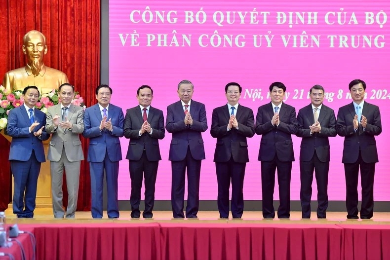 Tổng Bí thư, Chủ tịch nước Tô Lâm trao quyết định phân công Trưởng Ban Kinh tế Trung ương và Trưởng Ban Dân vận Trung ương