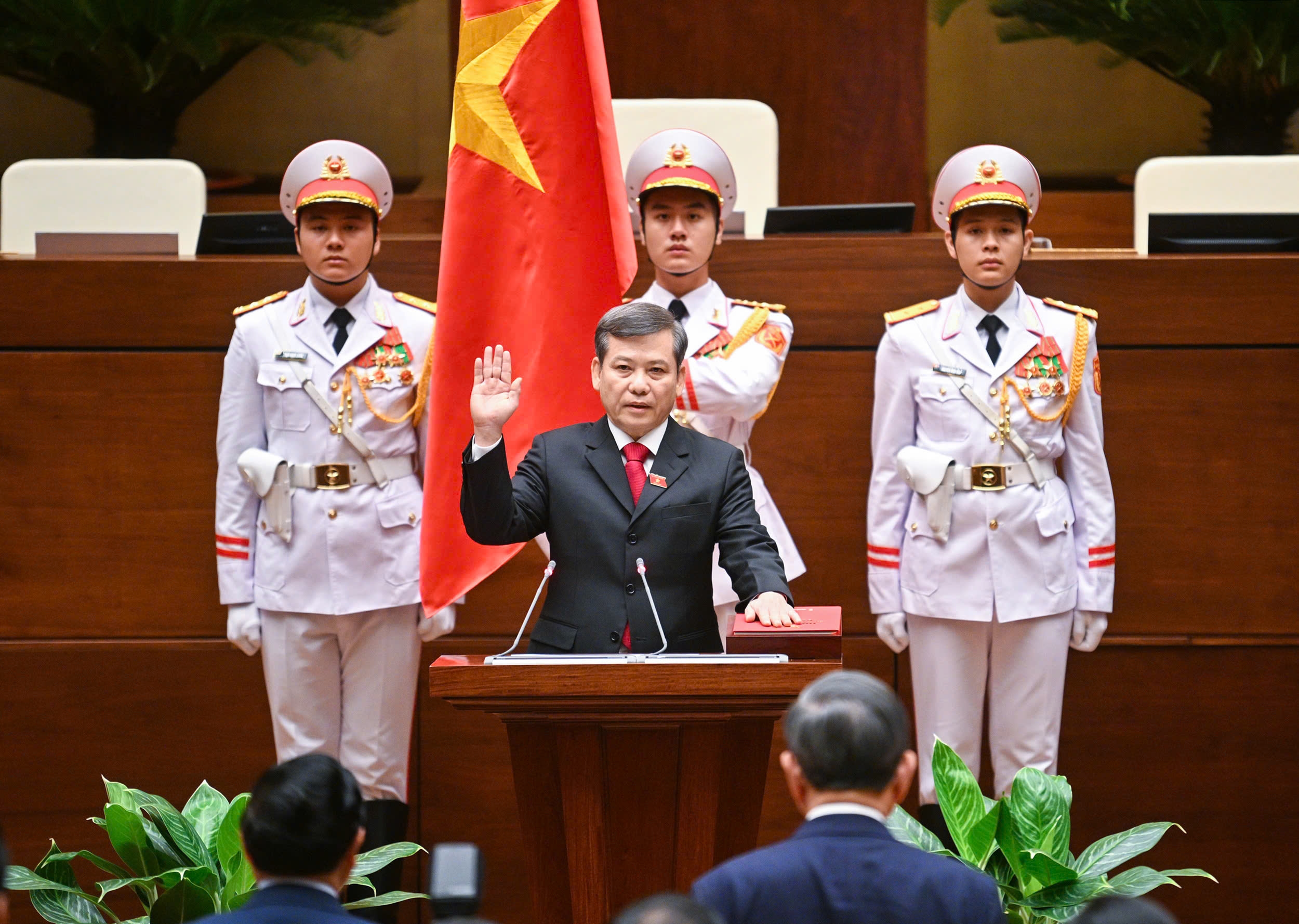 Quốc hội phê chuẩn bổ nhiệm các ông Nguyễn Hòa Bình, Hồ Đức Phớc và Bùi Thanh Sơn giữ chức Phó Thủ tướng