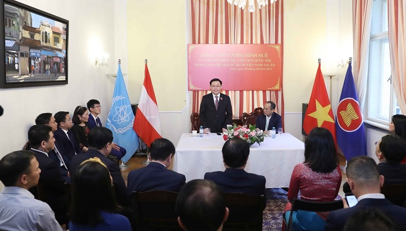 Chủ tịch Quốc hội Vương Đình Huệ: Các Đại sứ cần quyết liệt hơn để có thêm vaccine... Chủ tịch Quốc hội Vương Đình Huệ: Các Đại sứ cần quyết liệt hơn để có thêm vaccine...