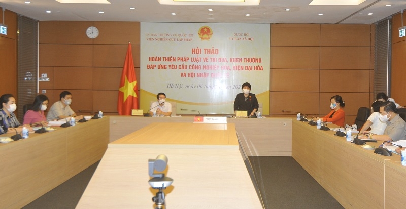 Sửa Luật Thi đua, khen thưởng, đừng nặng “khen”, nhẹ “thưởng”
