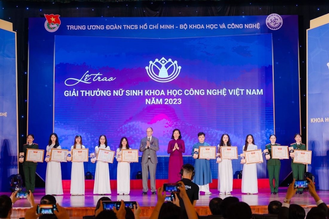 Giải thưởng Quả cầu vàng tìm ra 10 chủ nhân mới với sự đồng hành của Tân Hiệp Phát Giải thưởng Quả cầu vàng tìm ra 10 chủ nhân mới với sự đồng hành của Tân Hiệp Phát