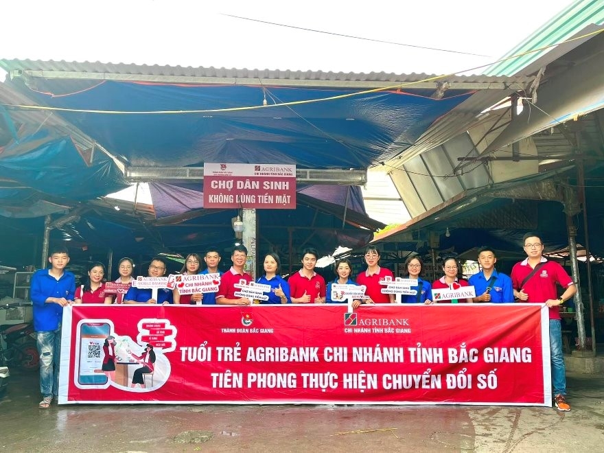 Agribank triển khai các phương thức thanh toán không dùng tiền mặt tới tiểu thương