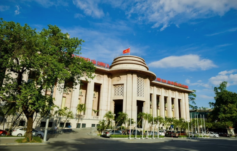 Kiểm soát chặt rủi ro tín dụng đối với các lĩnh vực tiềm ẩn rủi ro Kiểm soát chặt rủi ro tín dụng đối với các lĩnh vực tiềm ẩn rủi ro
