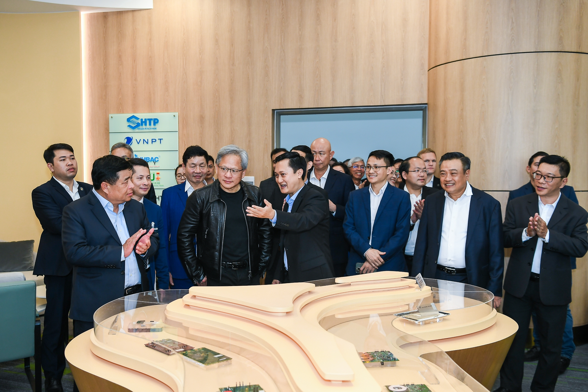 Đề nghị NVIDIA đẩy mạnh nghiên cứu, triển khai các dự án đầu tư về bán dẫn, AI vào Việt Nam
