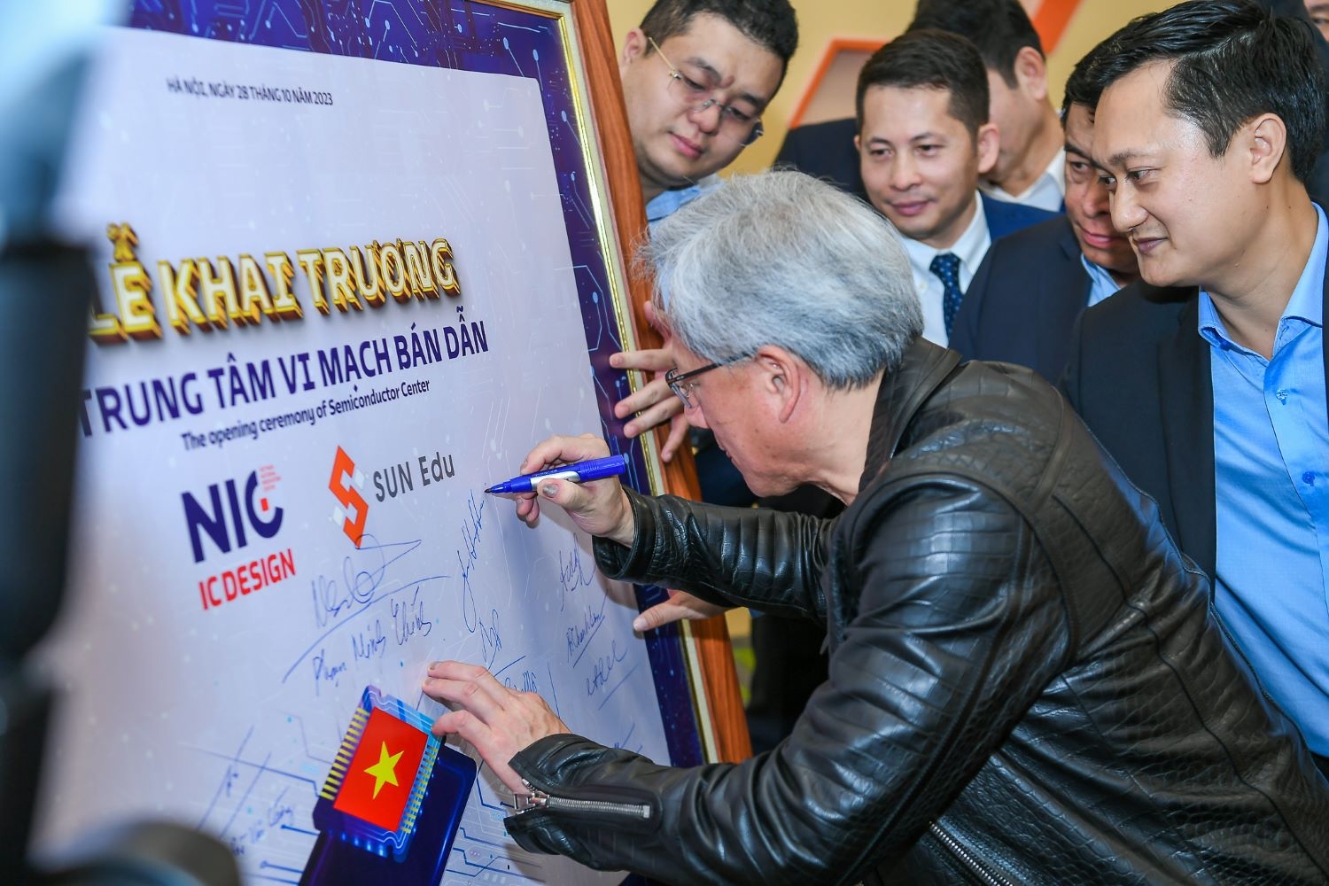 Khai giảng khóa đào tạo chuyên sâu về Thiết kế Vi mạch với sự hỗ trợ của Tập đoàn Cadence