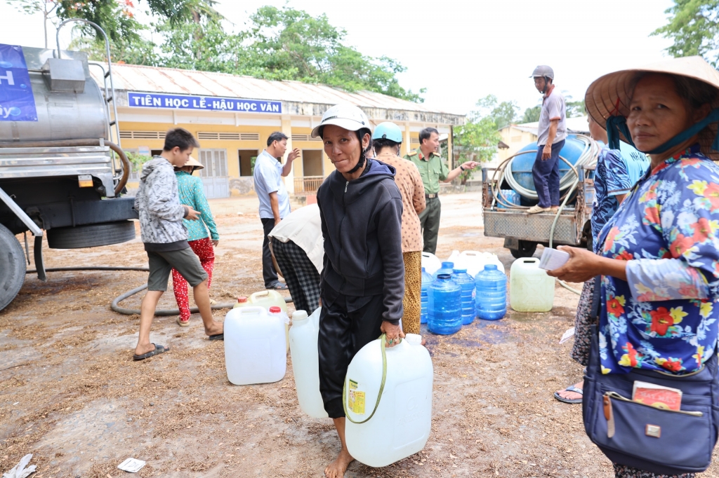 “Giọt nước nghĩa tình”: Chung tay hướng về bà con người dân Bến Tre, Tiền Giang giữa cao điểm hạn mặn “Giọt nước nghĩa tình”: Chung tay hướng về bà con người dân Bến Tre, Tiền Giang giữa cao điểm hạn mặn