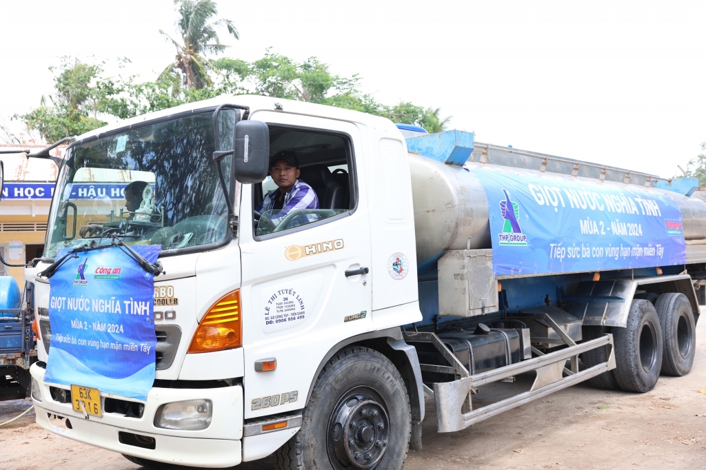 “Giọt nước nghĩa tình”: Chung tay hướng về bà con người dân Bến Tre, Tiền Giang giữa cao điểm hạn mặn “Giọt nước nghĩa tình”: Chung tay hướng về bà con người dân Bến Tre, Tiền Giang giữa cao điểm hạn mặn