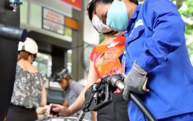 Giá xăng giữ nguyên, tăng giá các mặt hàng dầu từ 16h ngày 04/01
