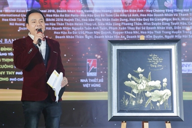 Trường Thịnh tất bật với vai trò MC và đạo diễn chương trình "Xuân Yêu Thương 2019" lần 6