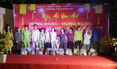Đông đảo nghệ sỹ mang mùa Xuân đến cho người nghèo quận 12