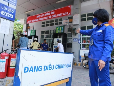 Giá xăng giảm sốc, giá chưa đến 14.000 đồng/lít