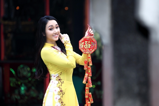 Diễn viên Huỳnh Kim Khánh xinh tươi diện áo dài mừng xuân Mậu Tuất 2018