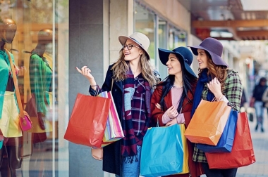 Điều gì thúc đẩy một người chi tiêu mạnh hơn khi đến shop?