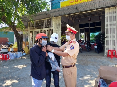 Cảnh sát giao thông Đắk Nông tặng nước mát, khăn lạnh, mũ bảo hiểm cho người dân sau Tết