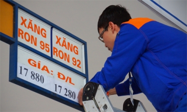 Tăng giá xăng là do diễn biến thị trường thế giới