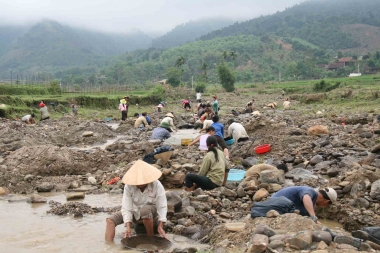 Nhiều doanh nghiệp khoáng sản phải chi “phí bôi trơn” để có giấy phép