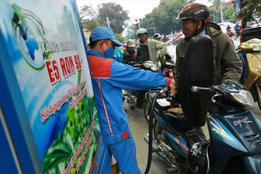 Sử dụng Quỹ bình ổn, giữ nguyên giá xăng dầu